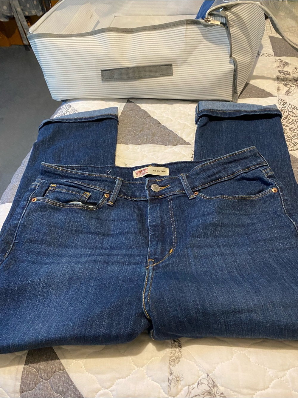 Levi Capri
Size 8 
Waist 29”